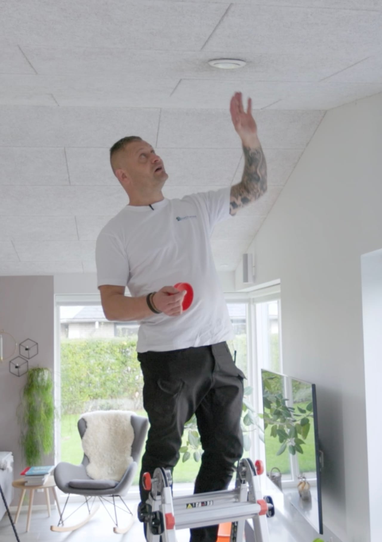 Andi fra Ventipartner ved et ventilationsanlæg